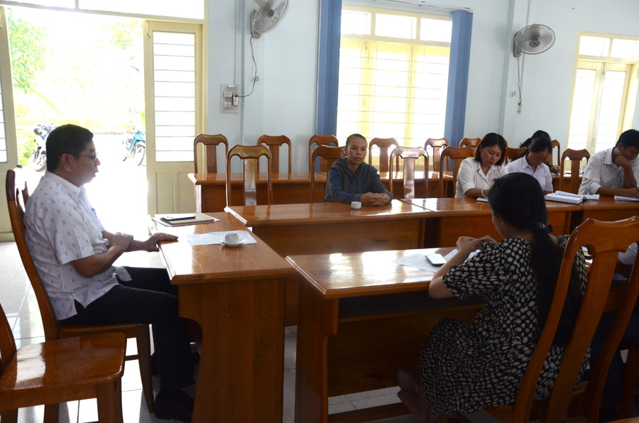 Chủ tịch UBND thị xã Ayun Pa chủ trì buổi làm việc với bà Bình (thứ 2 bên trái) trước khi ban hành quyết định cưỡng chế thu hồi đất. Ảnh: Đức Phương