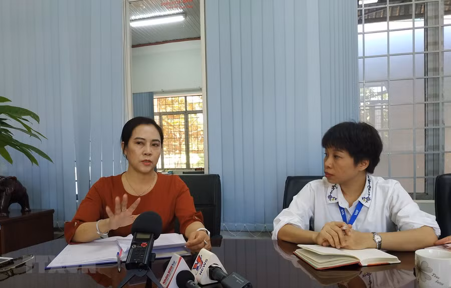 Bà Huỳnh Thị Kim Huệ (bên trái), Hiệu trưởng Trường Trung học phổ thông Chu Văn An trao đổi với phóng viên. (Ảnh: Tuấn Anh/TTXVN)