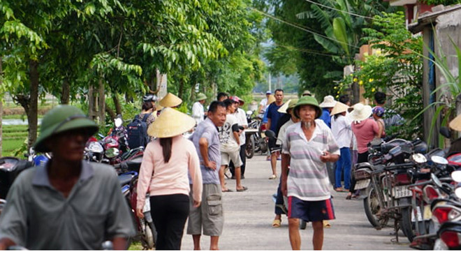 Người dân địa phương bàng hoàng trước vụ việc - Ảnh Phạm Đức Người dân địa phương bàng hoàng trước vụ việc - Ảnh Phạm Đức