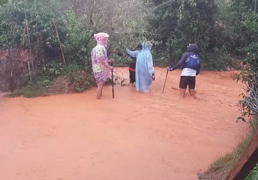 Lực lượng chức năng tiến hành tìm kiếm hai nạn nhân bị nước lũ cuốn trôi.