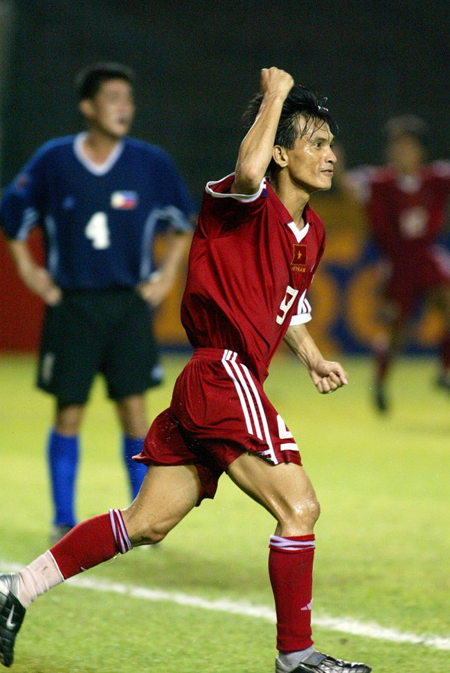 Niềm vui sau khi ghi bàn cho tuyển Việt Nam. Ảnh: KHẢ HÒA.