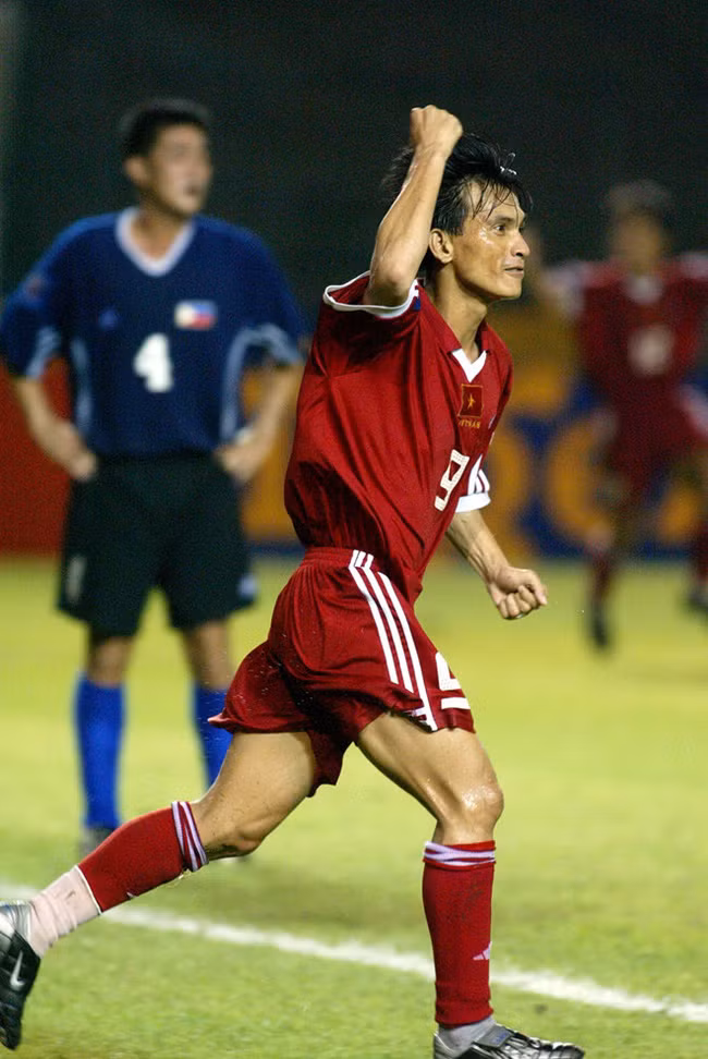 Niềm vui sau khi ghi bàn cho tuyển Việt Nam. Ảnh: KHẢ HÒA.