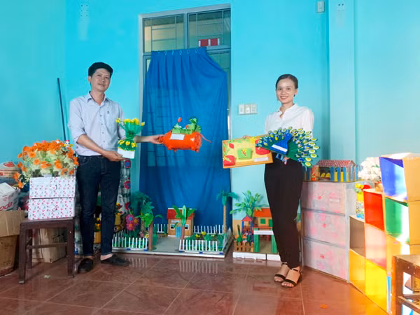 Anh Nguyễn Tuấn Anh-Chủ tịch Hội đồng Đội huyện Đức Cơ giới thiệu về các sản phẩm của huyện tham gia cuộc thi “Dự án xanh-Trái đất sạch”. Ảnh: V.C