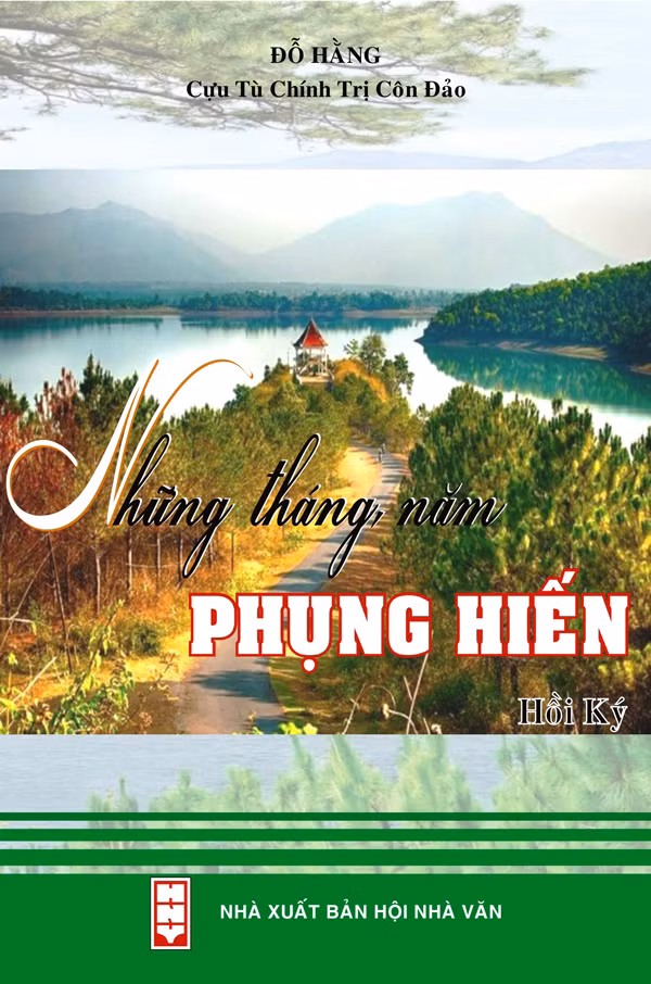  Bìa sách “Những tháng, năm phụng hiến”. Ảnh: N.Q.T