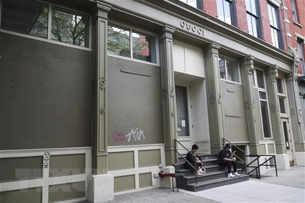 Một cửa hàng tại New York, Mỹ, đóng cửa ngày 4/5/2020 trong bối cảnh dịch COVID-19 lan rộng. (Ảnh: THX/TTXVN) Một cửa hàng tại New York, Mỹ, đóng cửa ngày 4/5/2020 trong bối cảnh dịch COVID-19 lan rộng. (Ảnh: THX/TTXVN)