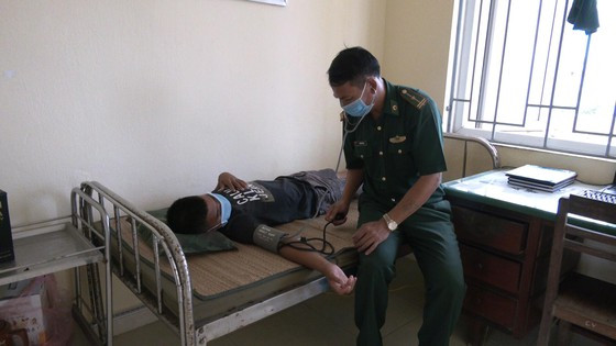 Cán bộ quân y đồn Biên phòng Lý Sơn khám sức khỏe cho ngư dân Phúc Cán bộ quân y đồn Biên phòng Lý Sơn khám sức khỏe cho ngư dân Phúc