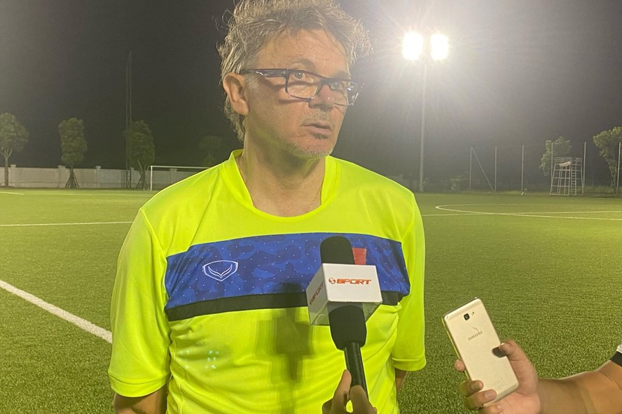 Huấn luyện viên Philippe Troussier chỉ ra kế hoạch giúp U19 Việt Nam giành vé dự U20 World Cup. Ảnh: TH