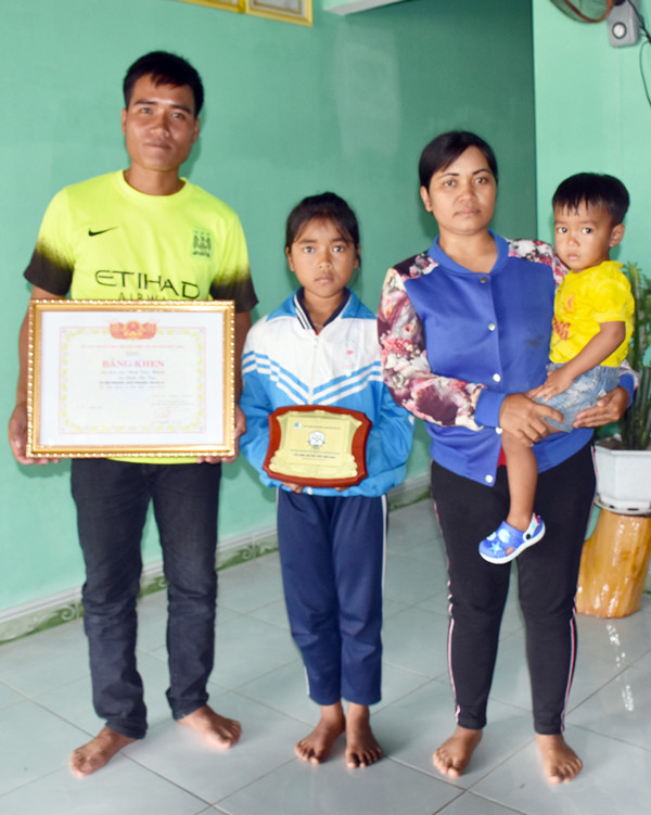 Gia đình anh Đinh Văn Hlinh được Trung ương Hội Liên hiệp Thanh niên Việt Nam vinh danh “Gia đình trẻ tiêu biểu” năm 2020. Ảnh: T.B