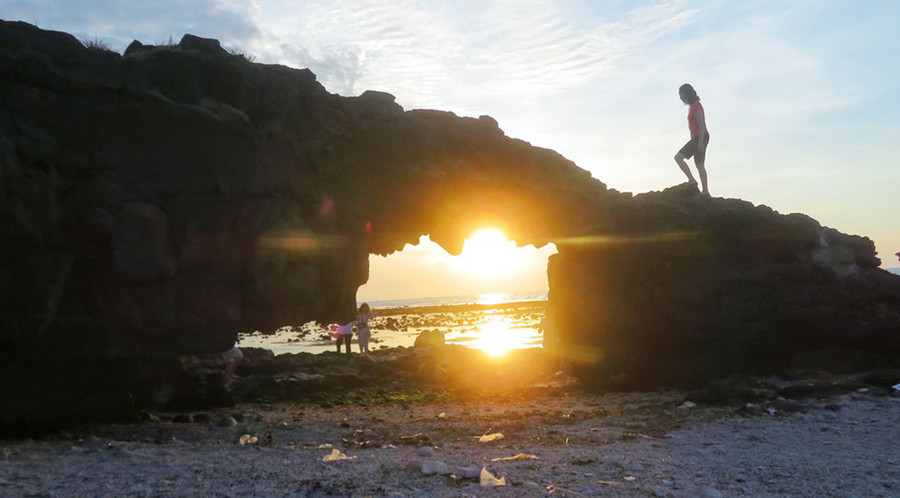 Có nguyên một đội quân xe thồ chờ bạn ở cầu cảng đảo Bé. 50.000 đồng cho một vòng quanh đảo với hướng dẫn viên miễn phí kiêm tài xế. Đa phần là phụ nữ làm thêm nghề này, ai cũng đen bóng khỏe mạnh.