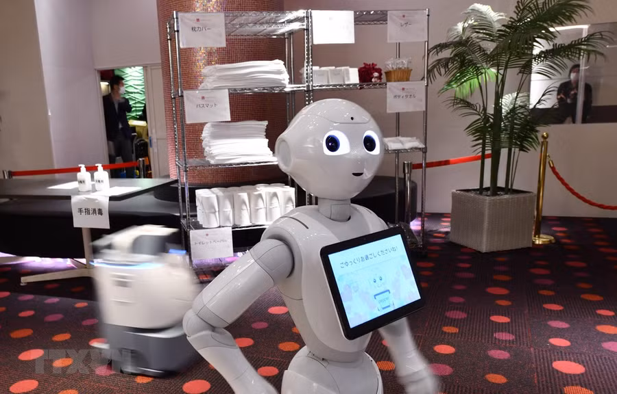 Robot hỗ trợ nhân viên y tế phục vụ bệnh nhân mắc COVID-19 tại Tokyo, Nhật Bản. (Ảnh: AFP/TTXVN)