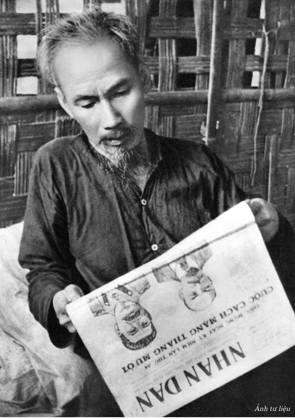 Chủ tịch Hồ Chí Minh đọc báo Nhân dân (ảnh tư liệu).