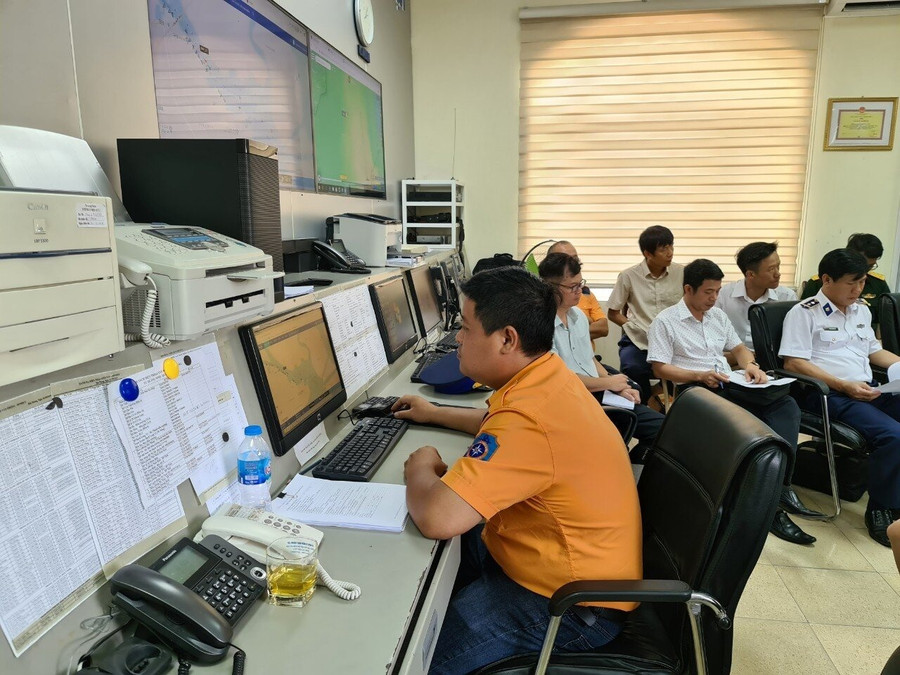 Các lực lượng họp bàn phương án tìm kiếm các nạn nhân vụ chìm tàu. Ảnh CTV