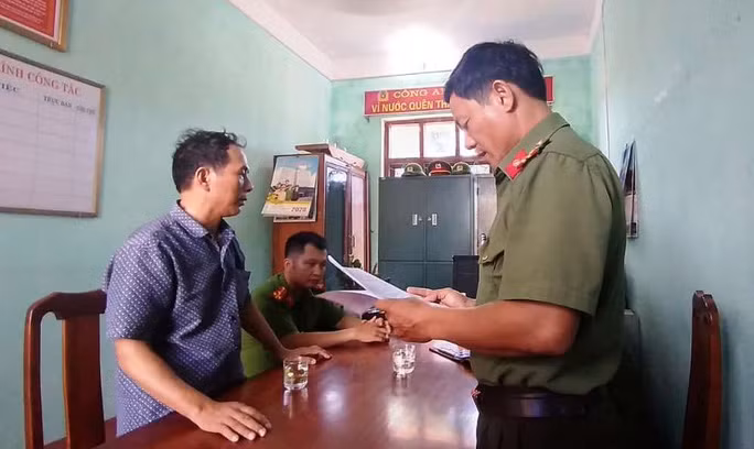  Công an tỉnh Quảng Bình đọc lệnh xử phạt một trường hợp vi phạm khi đăng tải thông tin thất thiệt trên Facebook