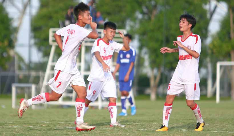 Cầu thủ U19 HA.GL 1 vui mừng giành vé nhất bảng A vào bán kết. Ảnh: Minh Tân 