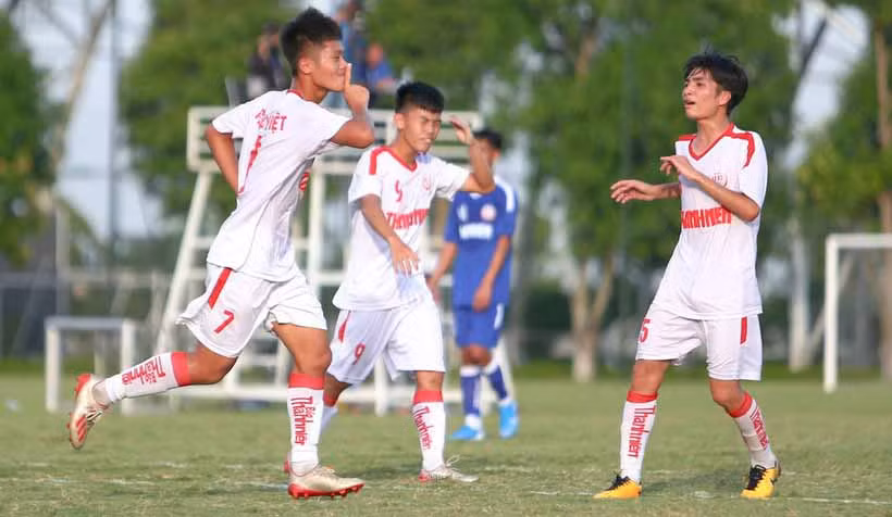 Cầu thủ U19 HA.GL 1 vui mừng giành vé nhất bảng A vào bán kết. Ảnh: Minh Tân 