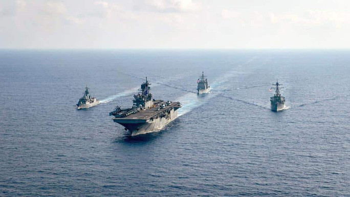 Ba tàu USS America, USS Barry và USS Bunker HIll (Mỹ) diễn tập chung với tàu HMAS Parramatta (Úc) ở biển Đông hồi tháng 4. Ảnh: Reuters Ba tàu USS America, USS Barry và USS Bunker HIll (Mỹ) diễn tập chung với tàu HMAS Parramatta (Úc) ở biển Đông hồi tháng 4. Ảnh: Reuters