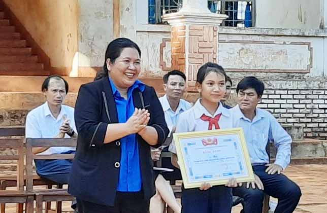  Chị Hà Thị Giang Thảo-Phó Bí thư Tỉnh Đoàn tặng bằng khen gương người tốt- việc tốt cho em Hã. Ảnh Nguyễn Lương 