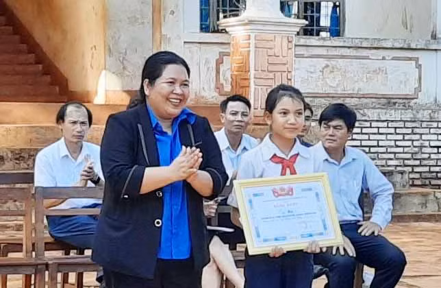  Chị Hà Thị Giang Thảo-Phó Bí thư Tỉnh Đoàn tặng bằng khen gương người tốt- việc tốt cho em Hã. Ảnh Nguyễn Lương 