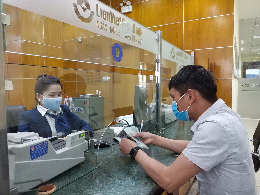 Cẩn trọng khi tăng trưởng tín dụng nhằm kiểm soát chặt chẽ chất lượng tín dụng là mối quan tâm hiện nay của các ngân hàng. Ảnh: S.C