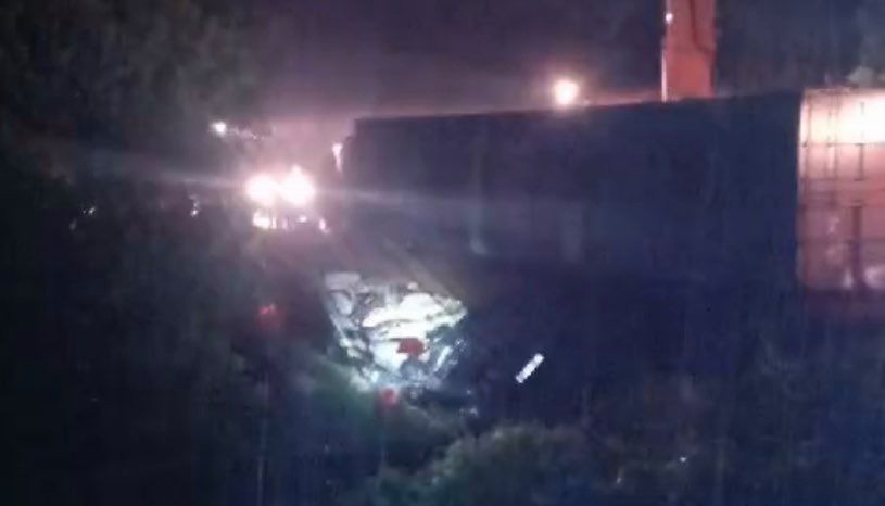 Xe container được cẩu lên - Ảnh: Nguyễn Bình