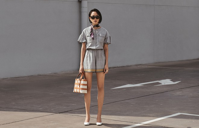 Effortlessly Chic hướng đến giới trẻ sành điệu, đậm chất streetstyle và mang nhiều hơi thở đương đại. Các mẫu jumpsuit, quần short, váy liền đều có kiểu dáng trẻ trung, hiện đại nhờ các chi tiết cổ áo, vai phồng, cúc áo hay túi rộng cùng kỹ thuật xếp nếp, xếp ly kết hợp đường kẻ chỉ thêu, can vải...