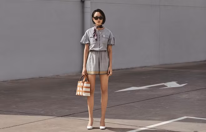 Effortlessly Chic hướng đến giới trẻ sành điệu, đậm chất streetstyle và mang nhiều hơi thở đương đại. Các mẫu jumpsuit, quần short, váy liền đều có kiểu dáng trẻ trung, hiện đại nhờ các chi tiết cổ áo, vai phồng, cúc áo hay túi rộng cùng kỹ thuật xếp nếp, xếp ly kết hợp đường kẻ chỉ thêu, can vải...
