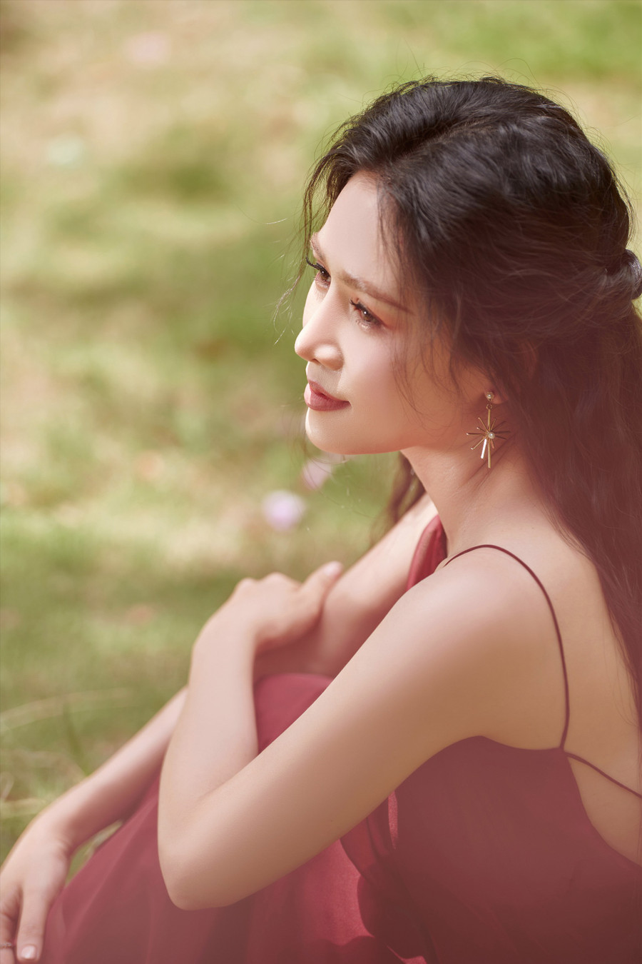 Hướng đến hình ảnh mới mẻ, quyến rũ, Văn Phượng thực hiện shoot hình mang concept đặc biệt. Lần đầu tiên, diễn viên mặc váy gợi cảm. “Các bộ váy hở nhưng không quá táo bạo khiến tôi tự tin tạo dáng“, Văn Phượng nói. Ảnh: NSCC