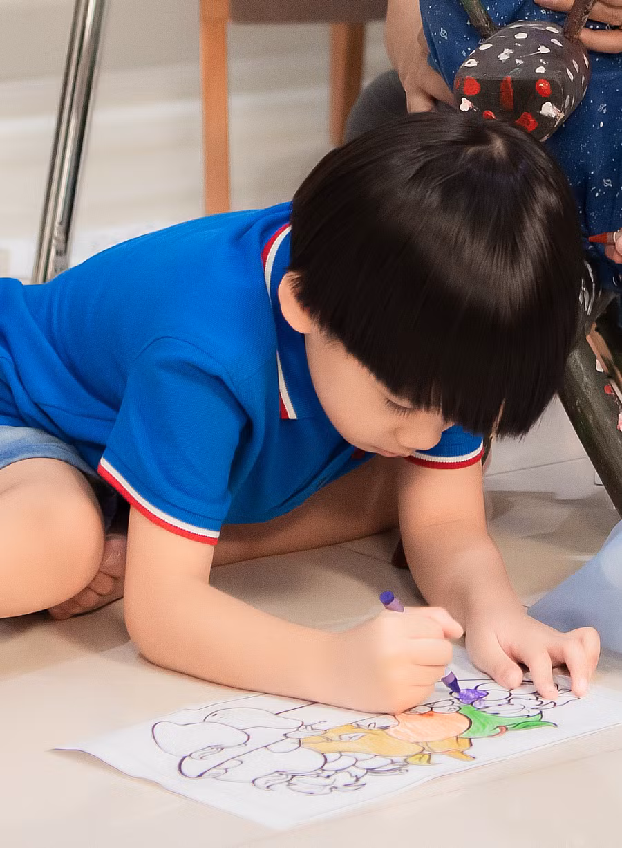 Nhờ sự chăm sóc của gia đình, con trai thứ 2 của gia đình nữ ca sĩ đã dần có sự tiến bộ. Ảnh: Trương Gia Huy 