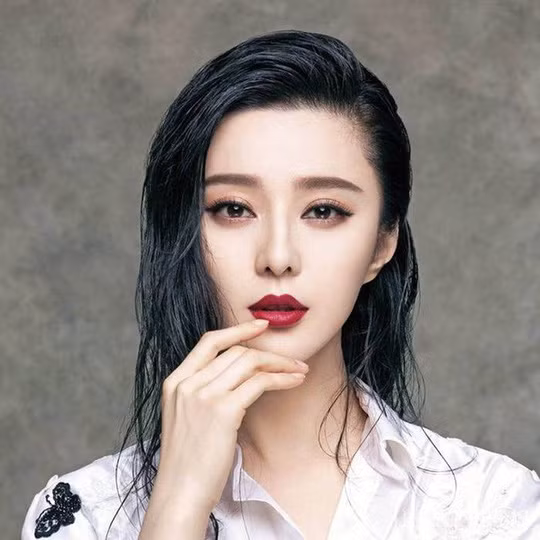 Có thể nói, ánh mắt sắc sảo, long lanh của đại mỹ nhân Hoa ngữ – Phạm Băng Băng đã giúp người đẹp thêm phần quyền lực, quyến rũ - ẢNh: Sohu