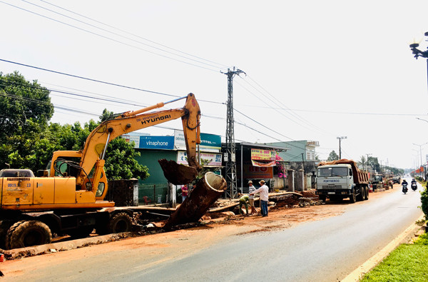 Thi công mở rộng đường Hồ Chí Minh đoạn qua thị trấn Chư Sê. Ảnh: L.H