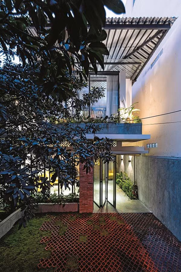 Hiện trạng công trình là một ngôi nhà cũ đã xuống cấp và thiếu diện tích cho sinh hoạt gia đình. Tuy nhiên thay vì phá đi xây mới chủ nhà đã bàn bạc cùng kiến trúc sư quyết định cải tạo nhằm giảm chi phí và vì một lý do quan trọng khác, là ngôi nhà cũ vẫn có những giá trị nhất định, gắn bó với những kỷ niệm của chủ nhân. Công trình được cải tạo trên cơ sở nhà cũ, có một khoảng sân rộng phía trước cùng cây xanh.