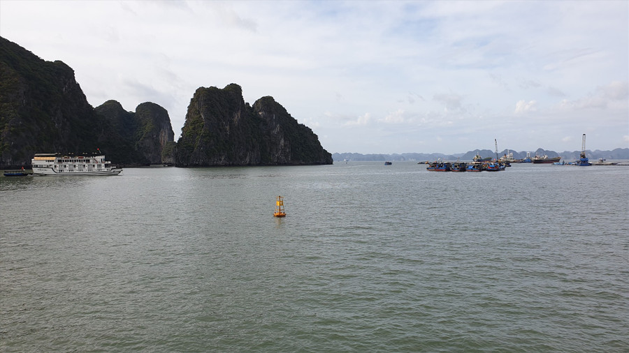 Nhiều người dân bơi ra tận khu vực luồng giao thông đường thủy. Ảnh: Nguyễn Hùng