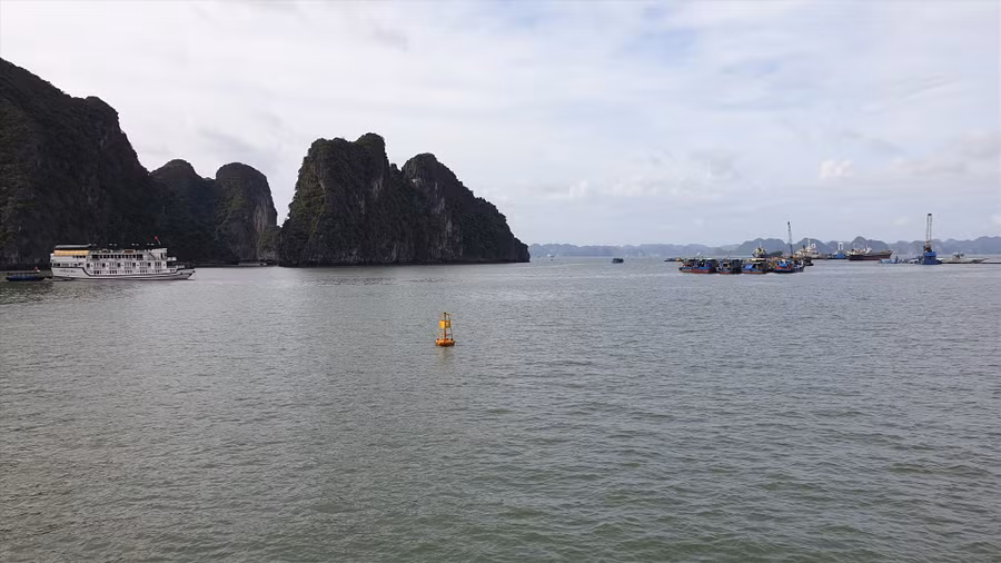 Nhiều người dân bơi ra tận khu vực luồng giao thông đường thủy. Ảnh: Nguyễn Hùng