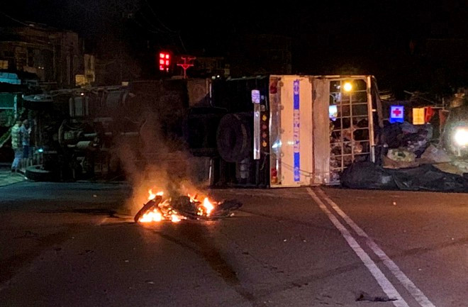  Sau va chạm giữa 2 xe máy, xe máy Raider bị xe tải cuốn vào gầm kéo lê hơn 30 m rồi phát nổ cháy rụi hoàn toàn Ảnh: Trùng Dương