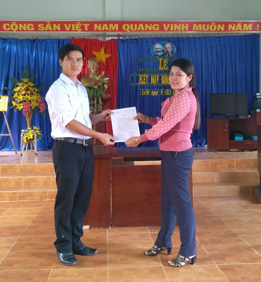 Trao quyết định kết nạp đảng viên mới ở Đảng bộ xã Lơ Ku (huyện Kbang). Ảnh: N.M