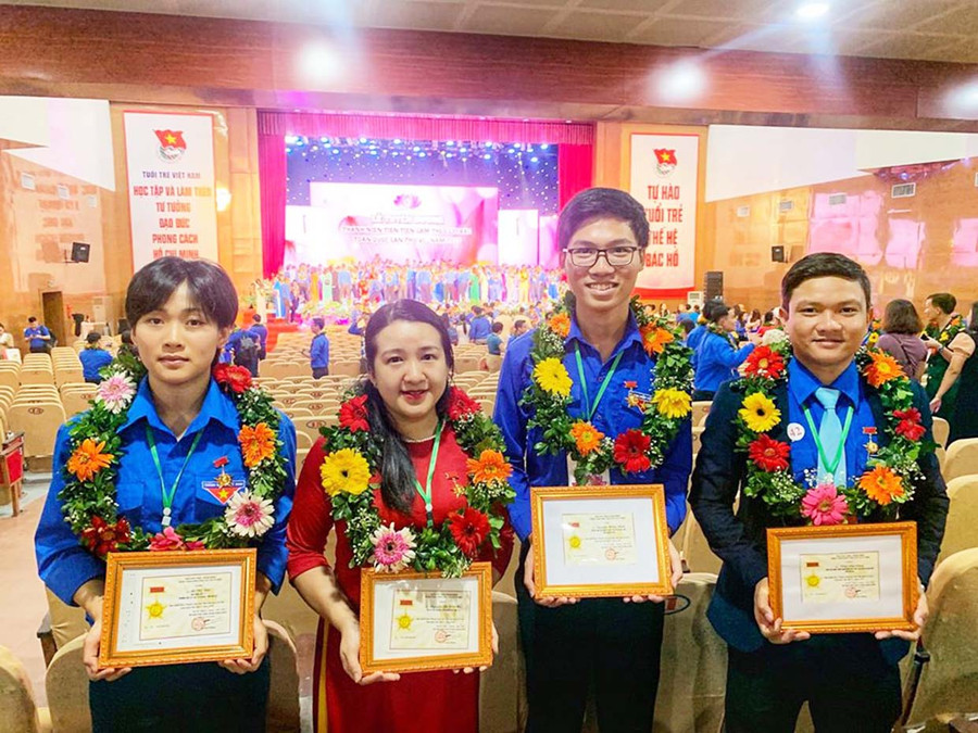 Từ trái sang: 4 đại biểu Gia Lai gồm Lê Thị Nhi, Nguyễn Thị Việt Hà, Lê Văn Phúc, Trần Văn Công tham gia Đại hội “Thanh niên tiên tiến làm theo lời Bác toàn quốc lần thứ VI-2020”. Ảnh: Văn Phúc Từ trái sang: 4 đại biểu Gia Lai gồm Lê Thị Nhi, Nguyễn Thị Việt Hà, Lê Văn Phúc, Trần Văn Công tham gia Đại hội “Thanh niên tiên tiến làm theo lời Bác toàn quốc lần thứ VI-2020”. Ảnh: Văn Phúc