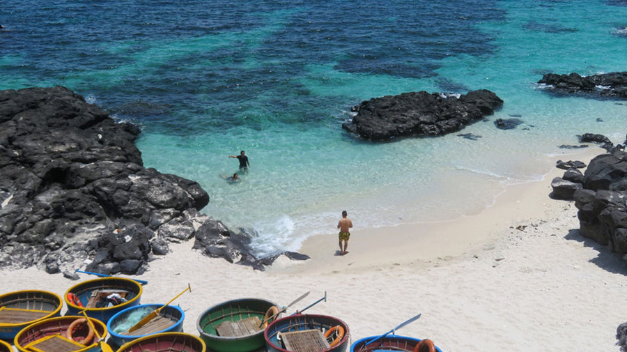 Bãi tắm ở đảo Lý Sơn cực kỳ đẹp và hút du khách