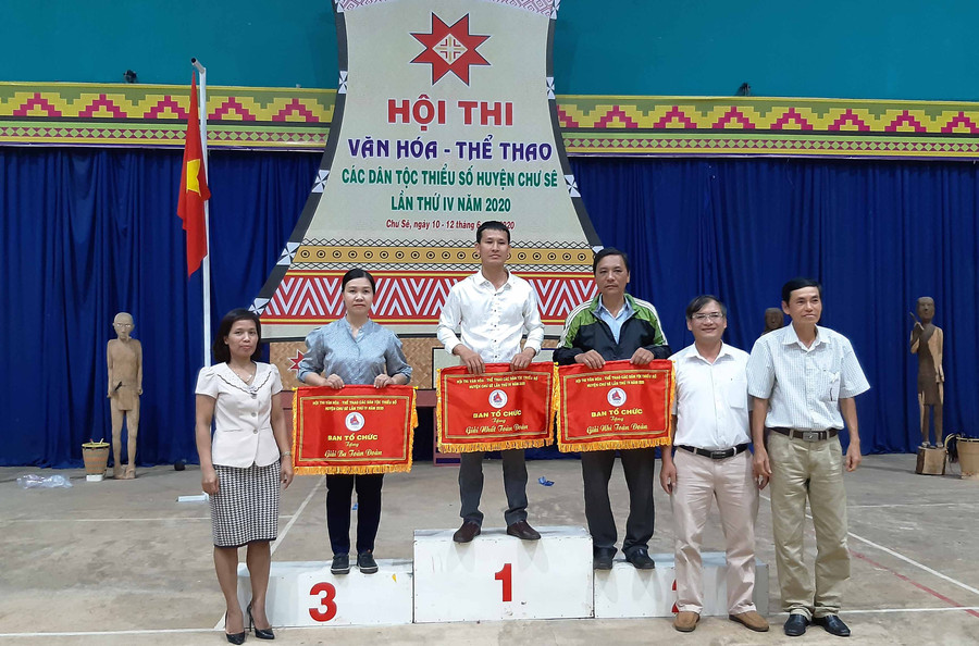 Trao giải nhất, nhì, ba toàn đoàn cho xã Bar Maih, Ia Blang và thị trấn Chư Sê. Ảnh: Anh Quân