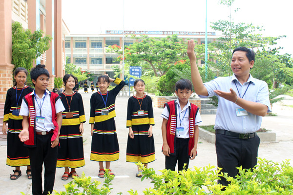 Thầy Nay Nhất hướng dẫn các em học sinh tập múa xoang. Ảnh: N.G  Thầy Nay Nhất hướng dẫn các em học sinh tập múa xoang. Ảnh: N.G