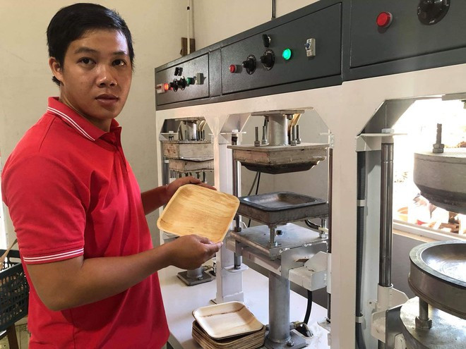 Nguyễn Sơn Tịnh và sản phẩm dự án từ mo cau của mình ẢNH: NVCC