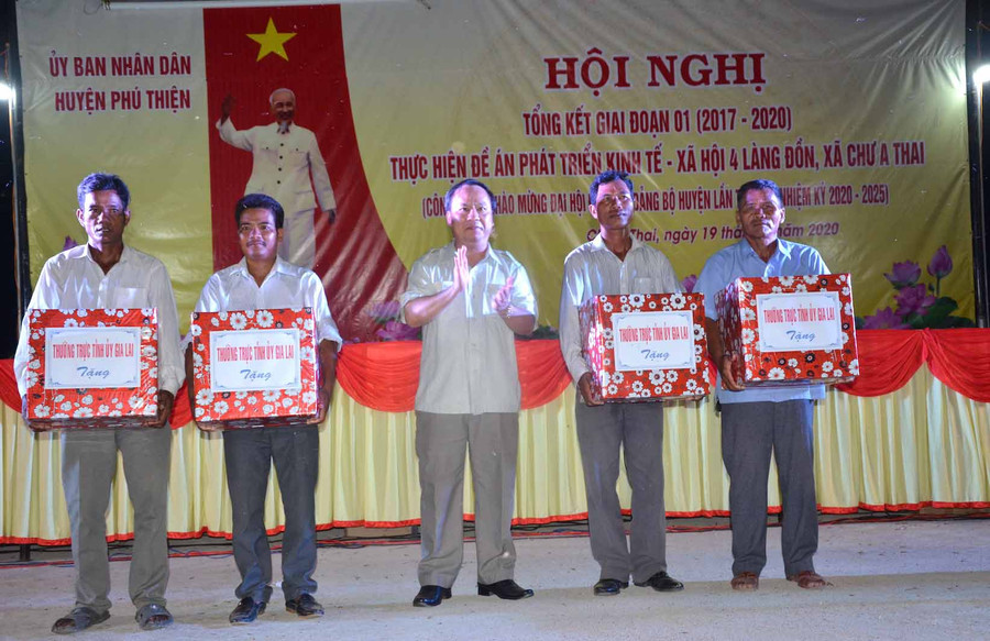 Phó Bí thư Tỉnh ủy Châu Ngọc Tuấn tặng quà cho chi bộ 4 làng. Ảnh: Đ.P  Phó Bí thư Tỉnh ủy Châu Ngọc Tuấn tặng quà cho chi bộ 4 làng. Ảnh: Đ.P