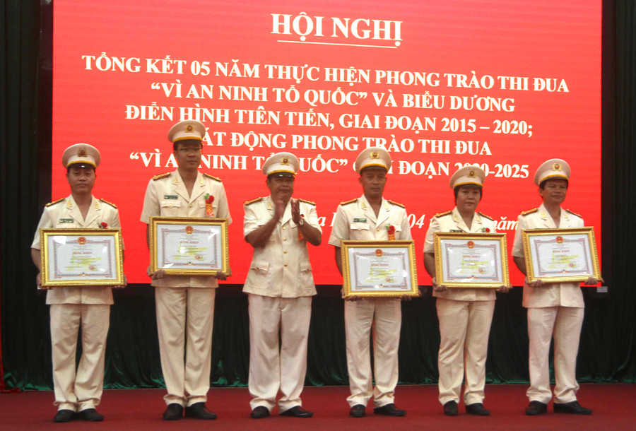 Nhiều tập thể và cá nhân được biểu dương khen thưởng trong dịp này. Ảnh: Văn Ngọc