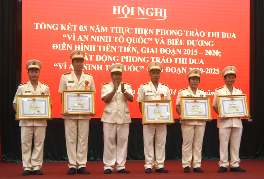 Nhiều tập thể và cá nhân được biểu dương khen thưởng trong dịp này. Ảnh: Văn Ngọc