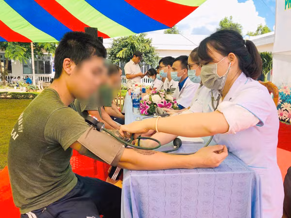 Bác sĩ Câu lạc bộ Thầy thuốc trẻ tỉnh khám bệnh, tư vấn sức khỏe cho các học viên. Ảnh: P.L