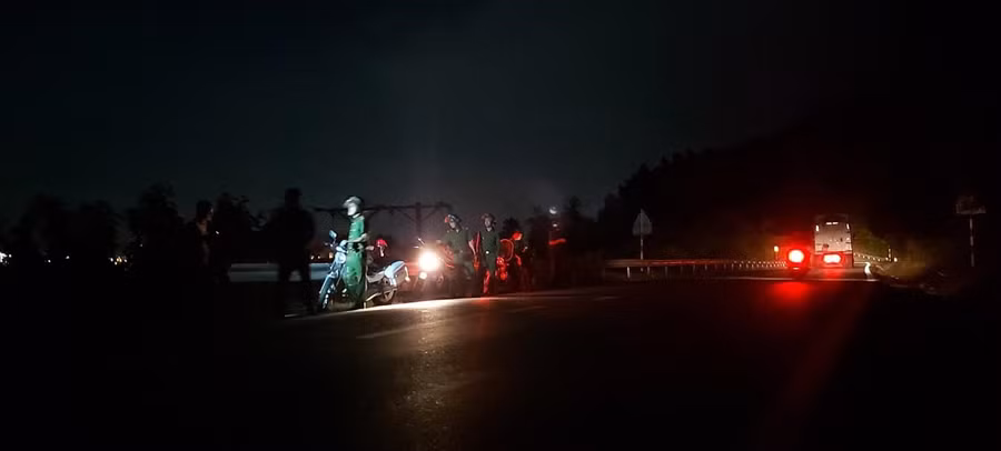  Lực lượng cảnh sát, quân đội chốt chặn ở đèo Hải Vân để truy bắt Sự. Ảnh: CSGT