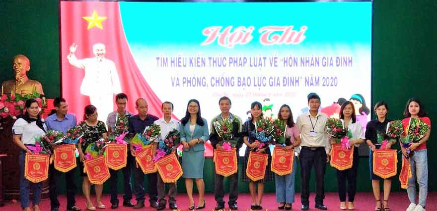 Trao cờ lưu niệm cho các đội tham gia Hội thi. Ảnh: Đinh Yến 