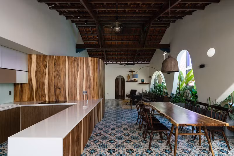 Vì nhà thường xuyên có khách đến chơi nên chủ nhà sắp xếp một bộ bàn ăn rộng để tiếp đãi bạn bè. Vì nhà thường xuyên có khách đến chơi nên chủ nhà sắp xếp một bộ bàn ăn rộng để tiếp đãi bạn bè.