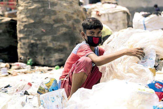 Một lao động trẻ em 12 tuổi đang phân loại rác tại bãi rác ở Dhaka, Bangladesh. Ảnh: UNICEF 
