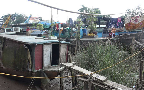 Những “chiếc cầu” tạm bợ nối xóm chài với bờ