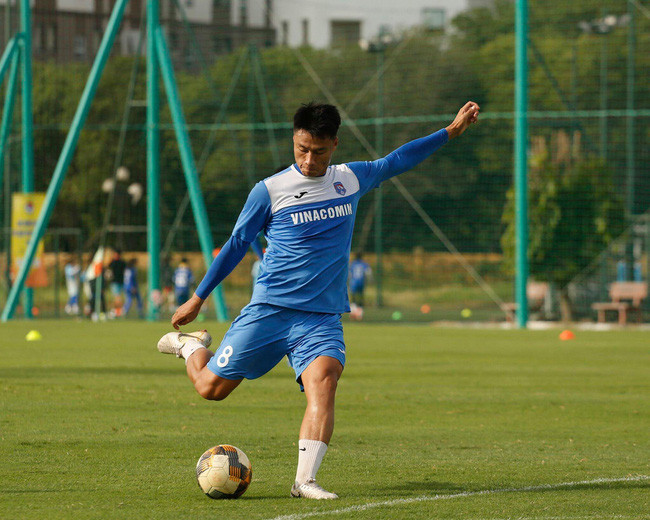 Mạc Hồng Quân tập luyện cần mẫn trước trận gặp CLB Viettel tối 11/6.